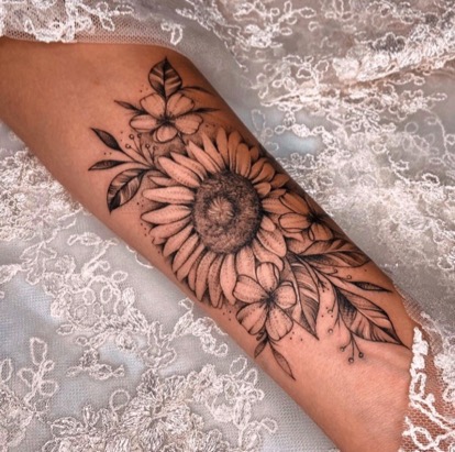 tatuagem flor na mão ou no pulso