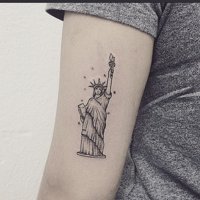 tatuagem de pássaro voando