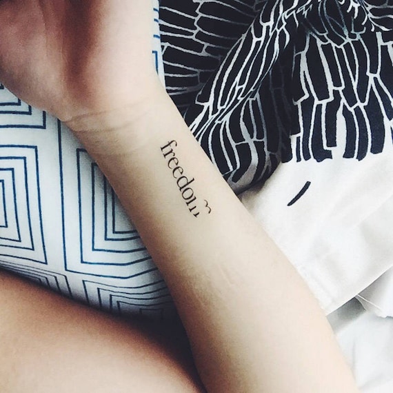 tatuagem de dente de leão com sementes ao vento