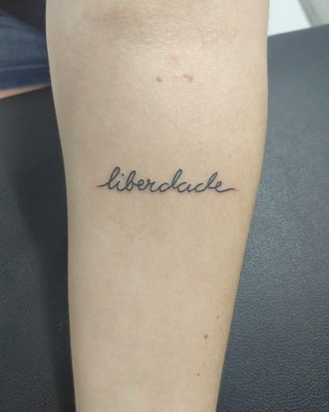 tatuagem de pena leve