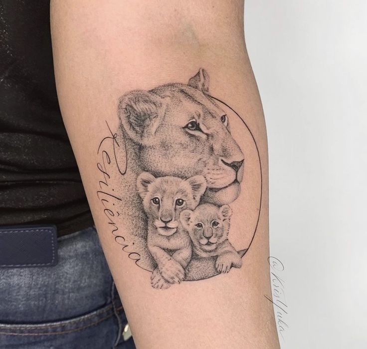 tatuagem mãe e filho leoa fineline