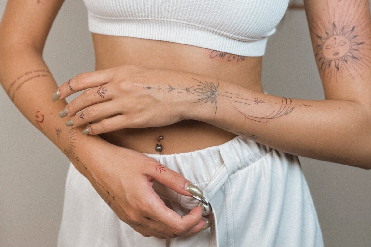 tatuagem feminina pulso ideias discretas