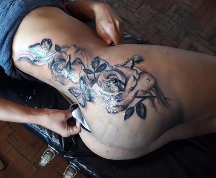 tatuagem na bunda grande