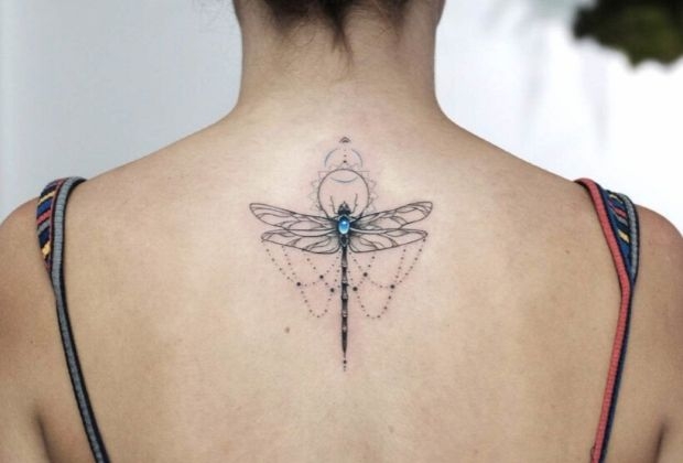 tatuagem minimalista coluna feminina