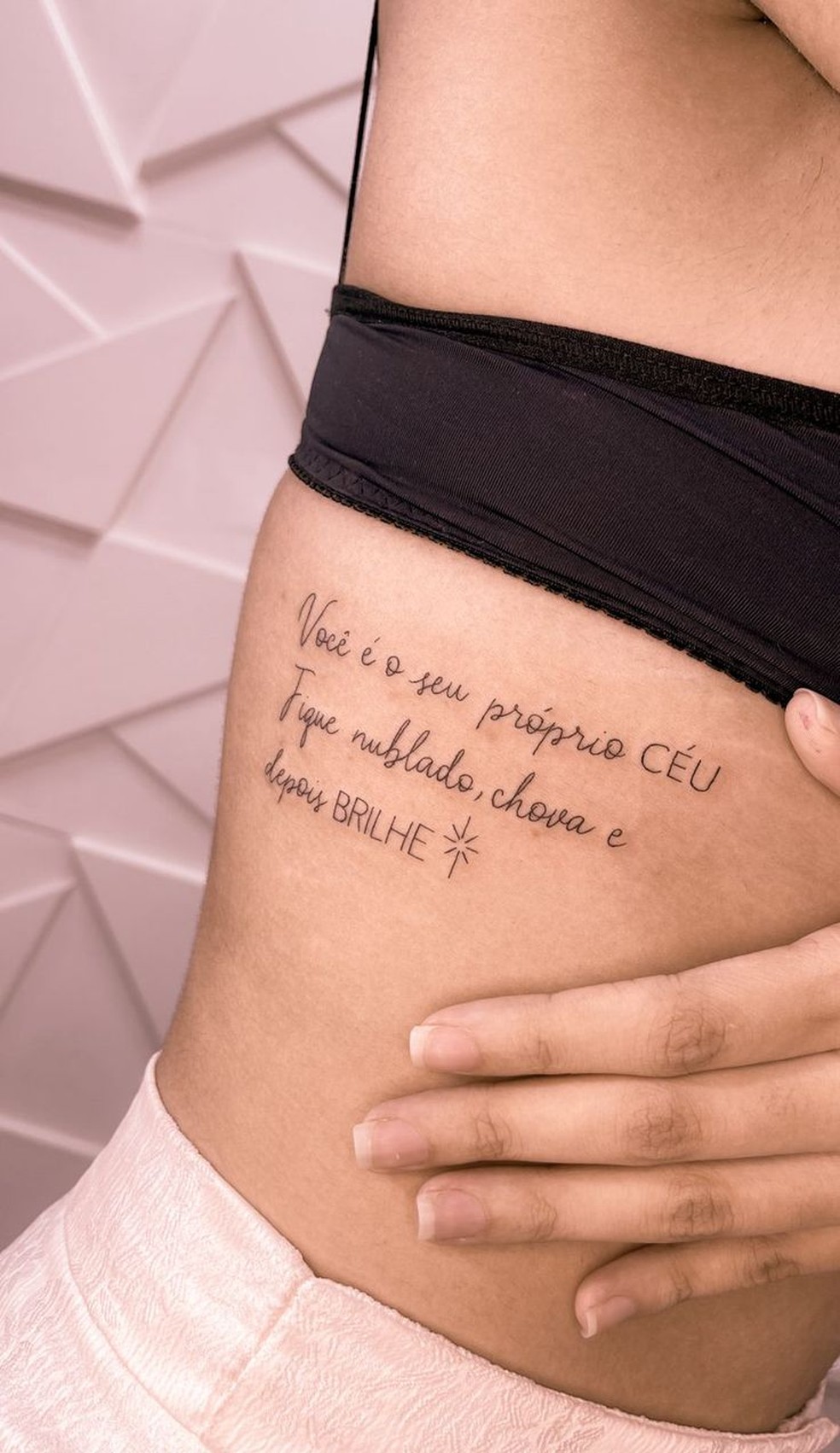 tatuagem na costela feminina frases