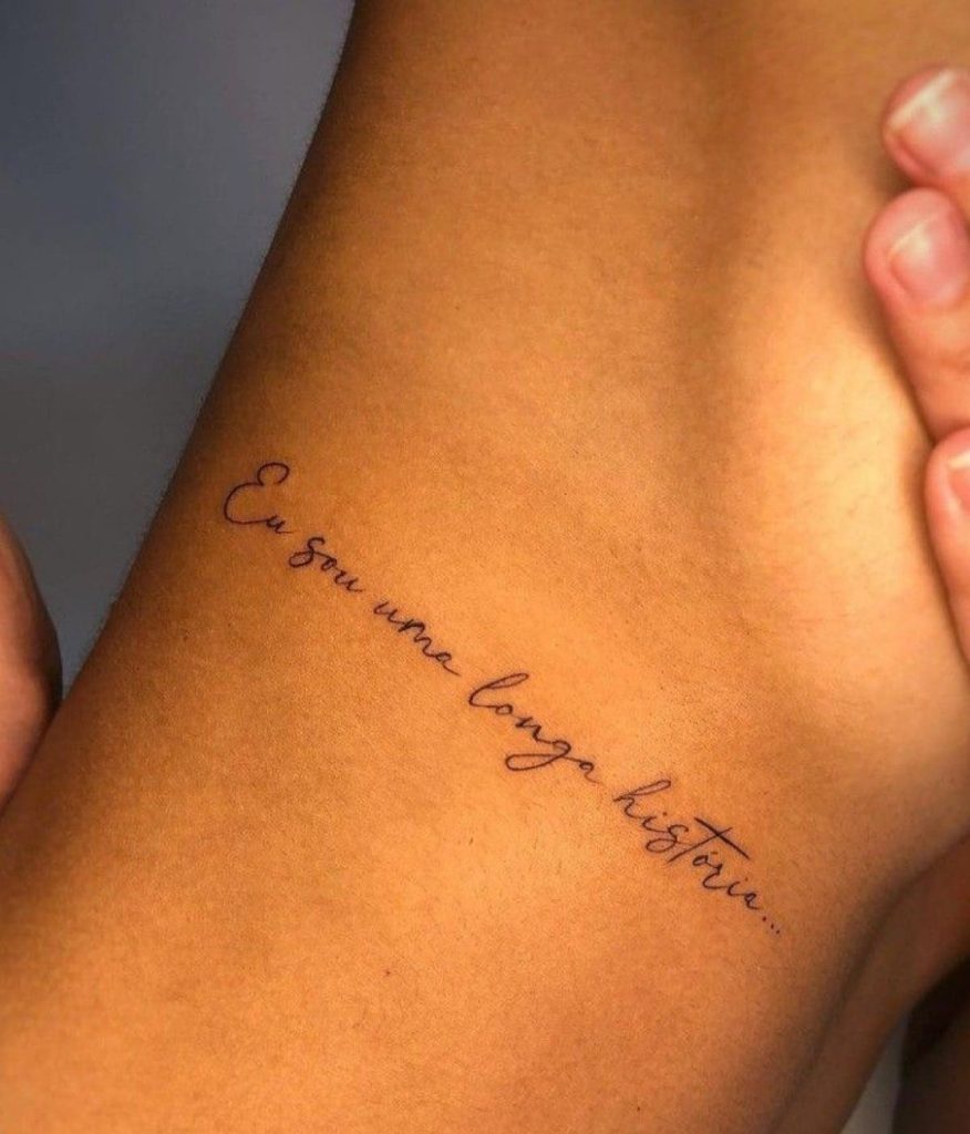tatuagem de frase na costela feminina com significado