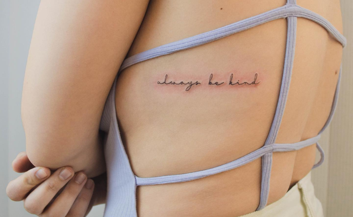 tatuagem de frase na costela feminina com significado
