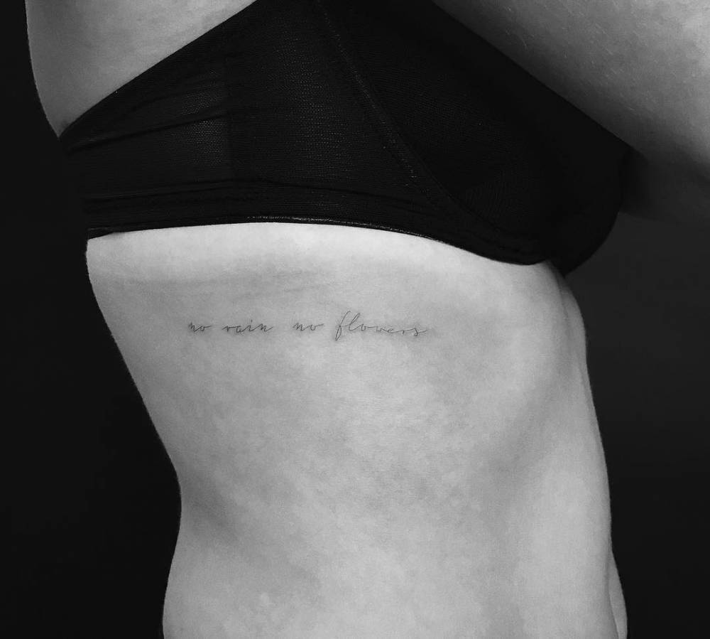 tatuagem na costela feminina frases