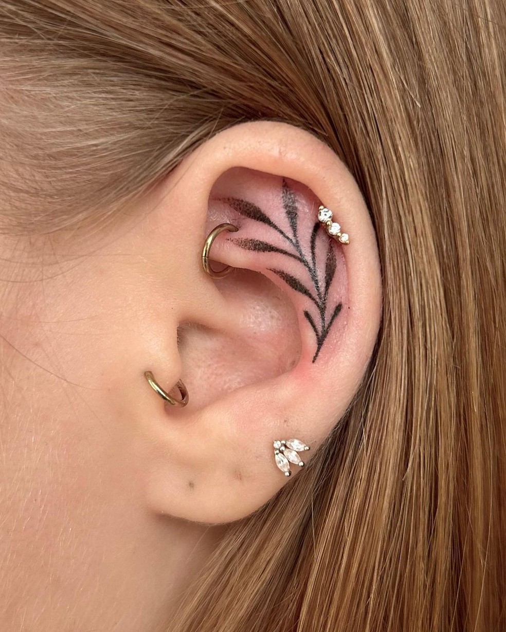 Tendências 2025: Inspirações de Tatuagens na Têmpora e Costeleta Masculina