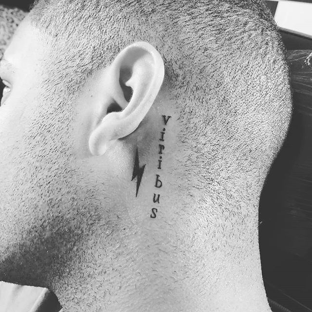 Minimalismo e Ousadia: As Melhores Tatuagens na Região da Orelha para Homens