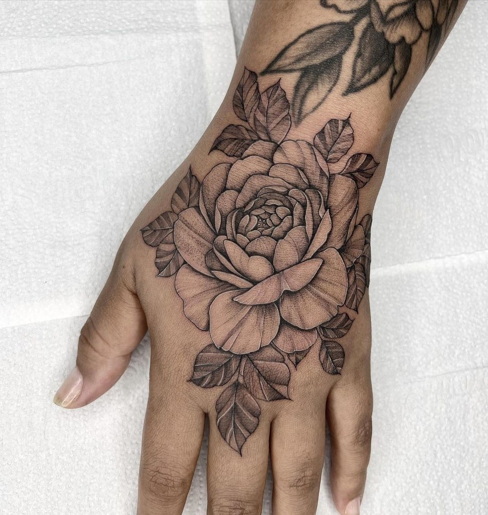 5 ideias de títulos para posts sobre tatuagens de flor na mão:
1. Tatuagem de Flor na Mão: Guia Completo de Significados e Estilos
2. As Melhores Ideias de Tatuagem Floral para Mãos Delicadas
3. Dor e Cuidados: Tudo Sobre Tatuagens de Flores na Mão
4. Tatuagem de Rosa na Mão: Simbolismo e Inspirações
5. Tendências em Tatuagem Floral para Mãos: Designs que Encantam
