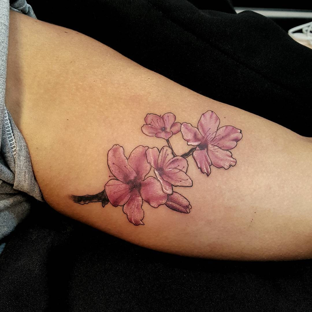 Tatuagem Na Mão De Flor
