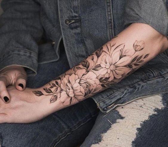 Tatuagem Na Mão De Flor