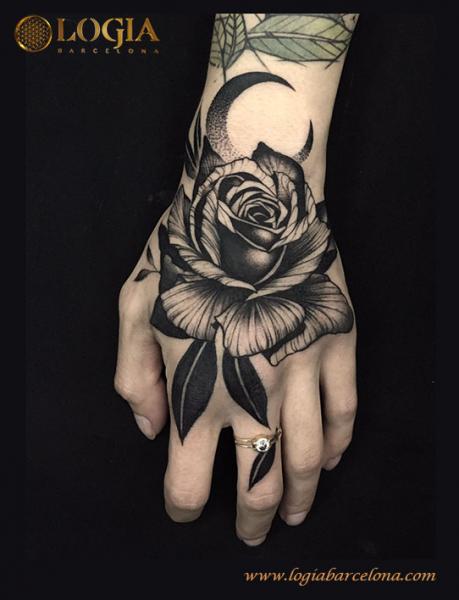 Tatuagem Na Mão De Flor