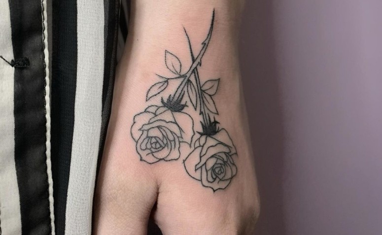 Tatuagem Na Mão De Flor
