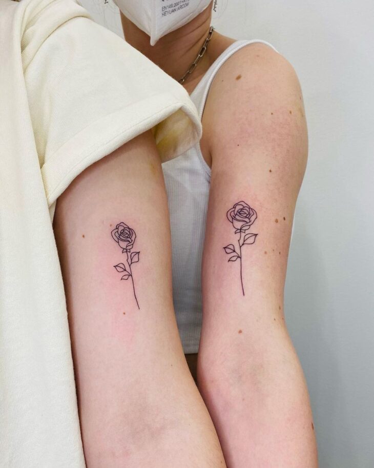 Tatuagem Na Mão De Flor