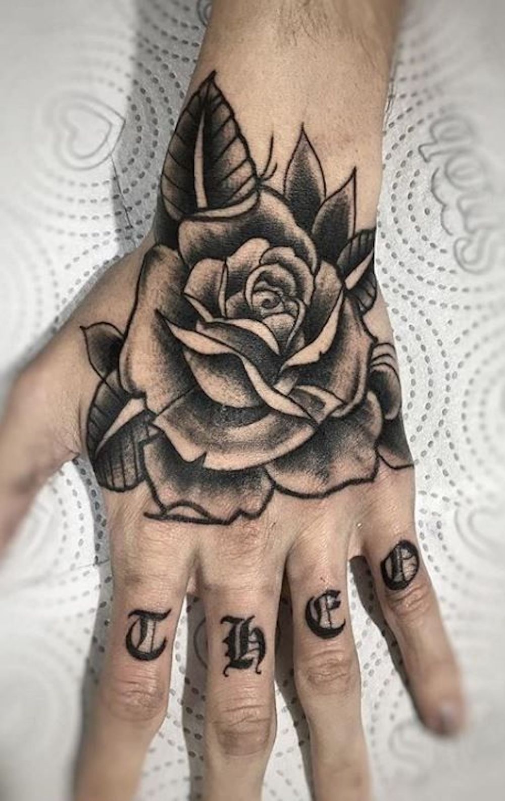 5 ideias de títulos para posts sobre tatuagens de flor na mão:
1. Tatuagem de Flor na Mão: Guia Completo de Significados e Estilos
2. As Melhores Ideias de Tatuagem Floral para Mãos Delicadas
3. Dor e Cuidados: Tudo Sobre Tatuagens de Flores na Mão
4. Tatuagem de Rosa na Mão: Simbolismo e Inspirações
5. Tendências em Tatuagem Floral para Mãos: Designs que Encantam