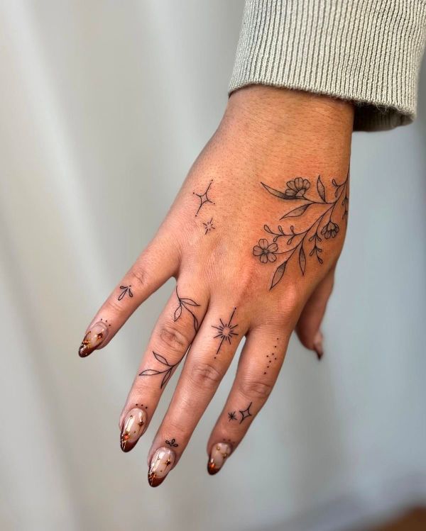 Tatuagem Na Mão De Flor