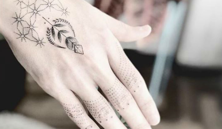 tatuagem na mao delicada