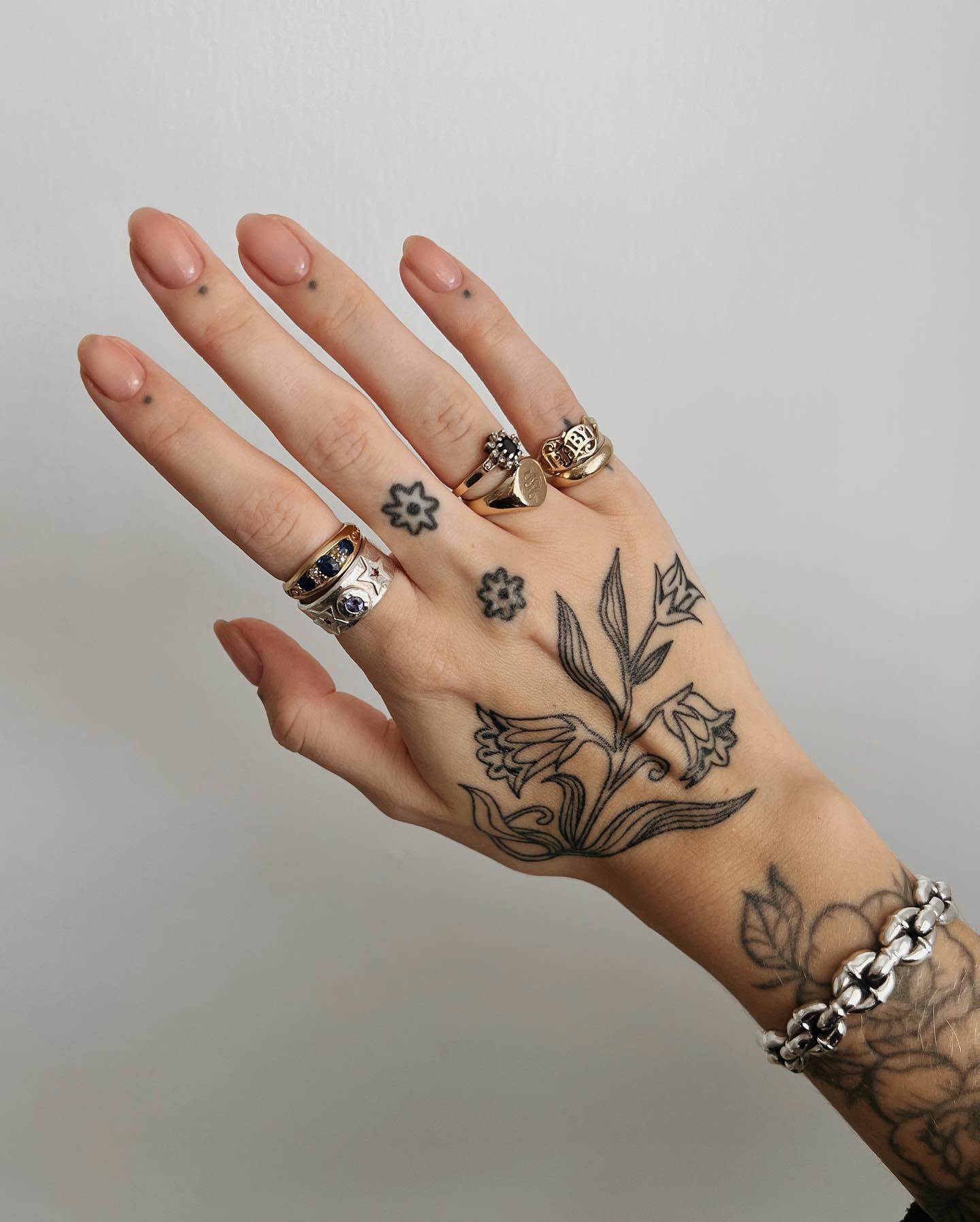 erros comuns ao fazer tatuagem delicada na mão