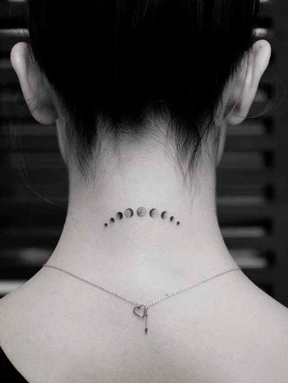 Tatuagem Fineline na Nuca: Ideias Minimalistas e Delicadas
