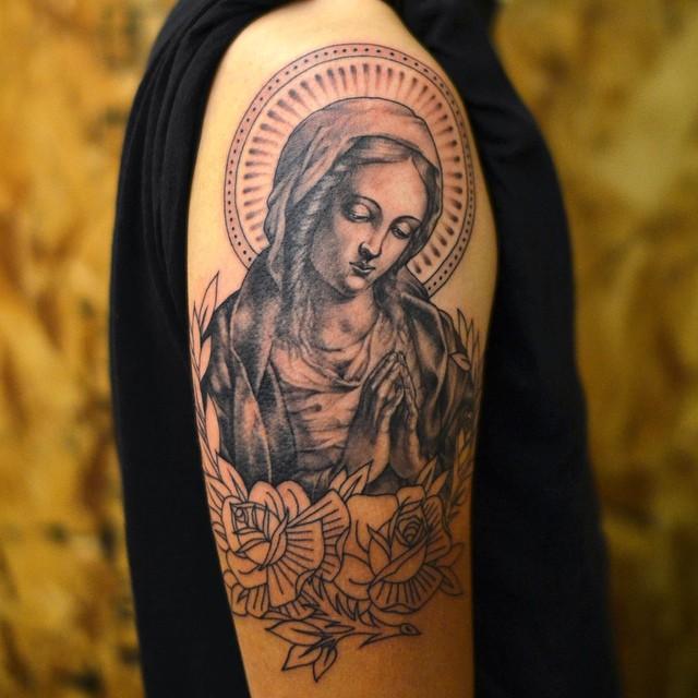 tatuagem nas costas masculina religiosa
