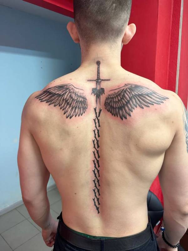 erros comuns ao fazer tatuagem de cruz nas costas masculina