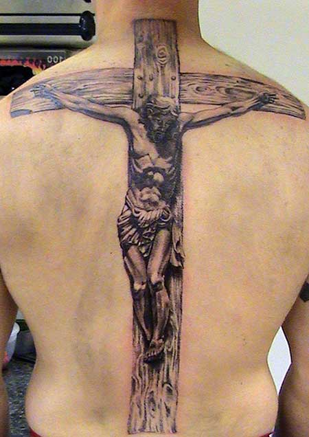 tatuagem de Jesus vs tatuagem de santos nas costas masculina