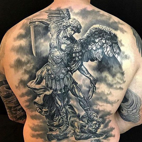 ideias de tatuagem religiosa masculina nas costas com anjos
