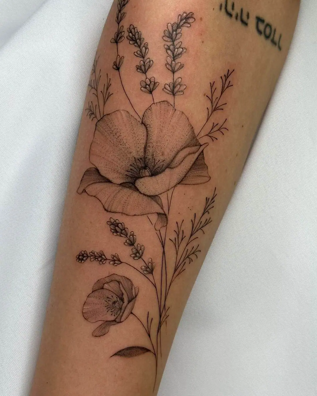 Inspirações de Tatuagens de Flores Delicadas para o Braço Feminino