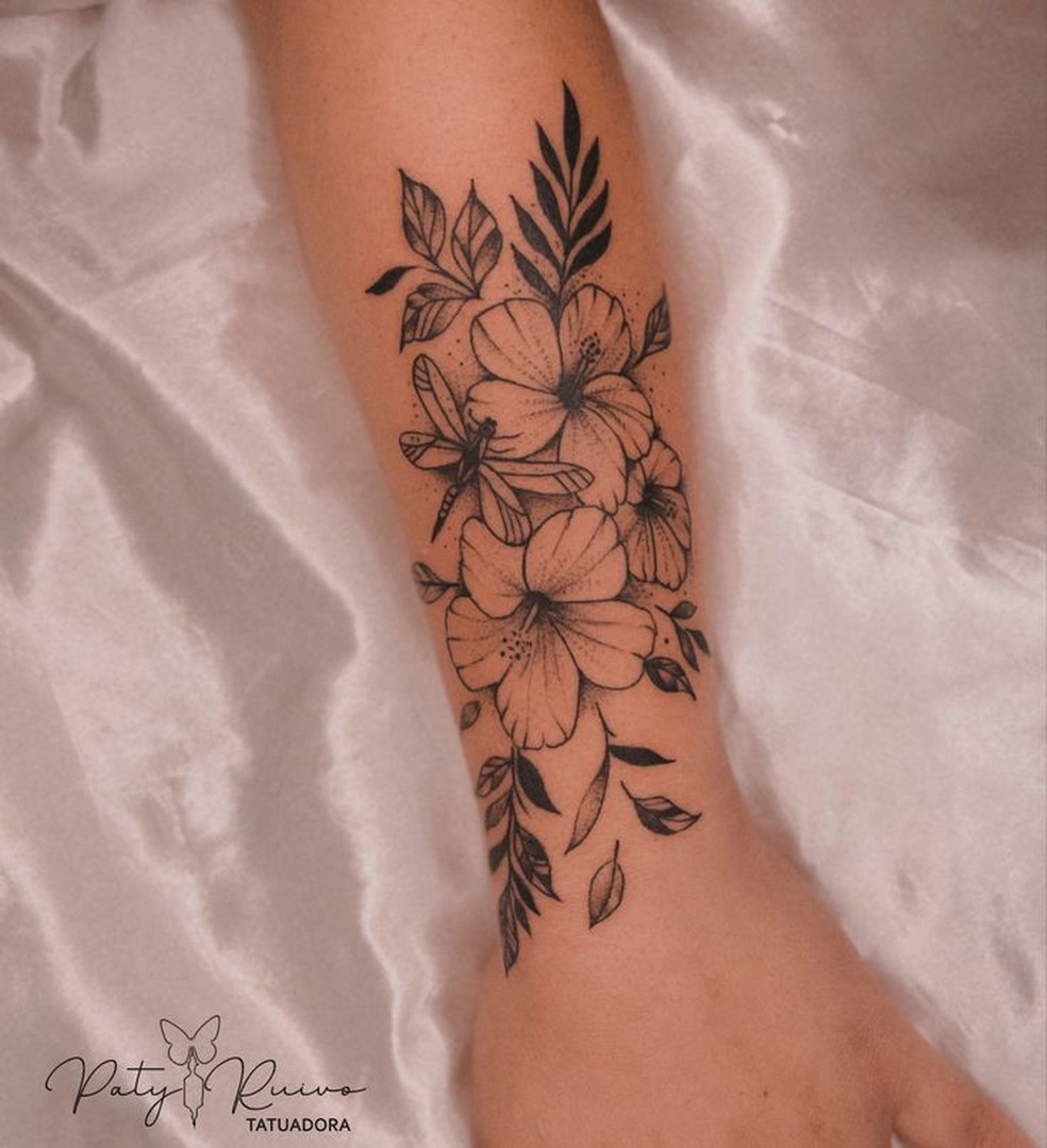 Inspirações de Tatuagens de Flores Delicadas para o Braço Feminino