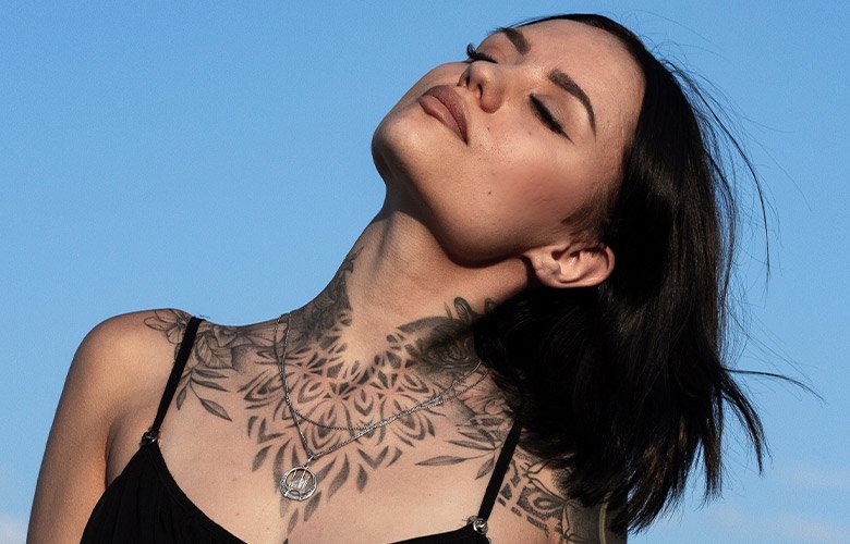 tatuagem no colo feminina