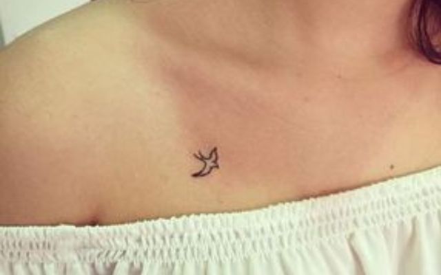 tatuagem no colo feminina