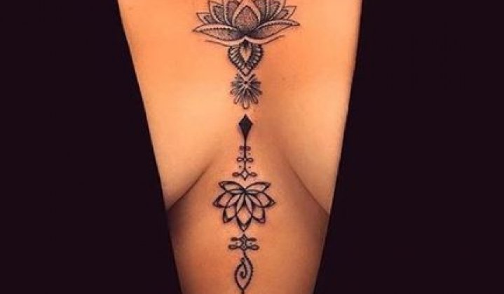 tatuagem entre os seios feminina
