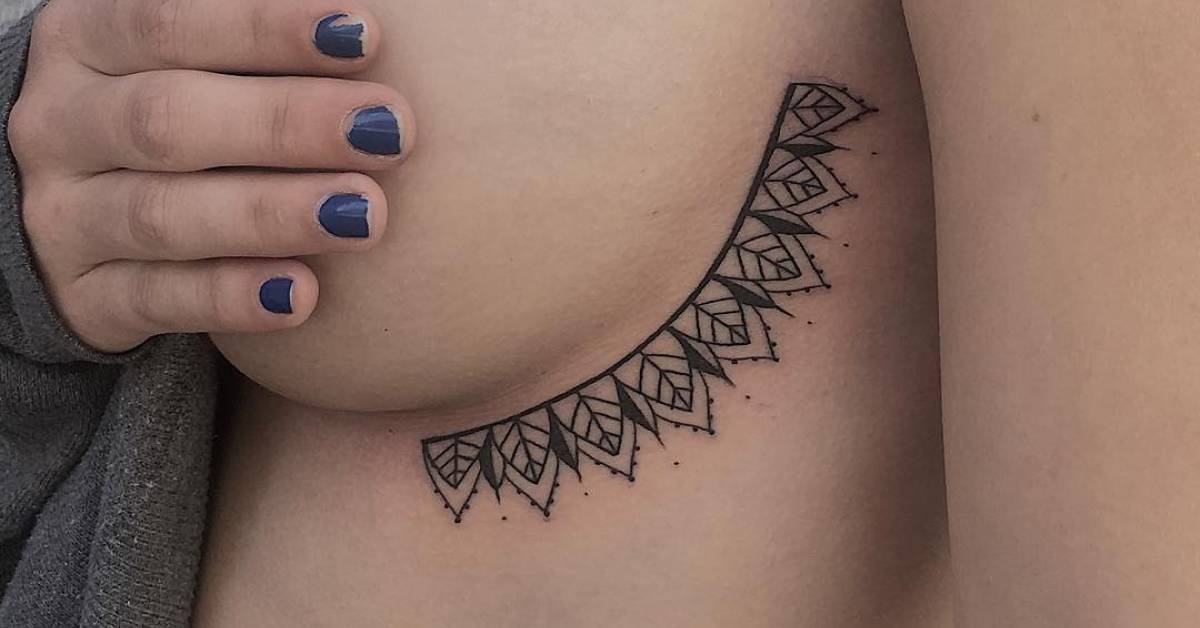 tatuagem entre os seios feminina
