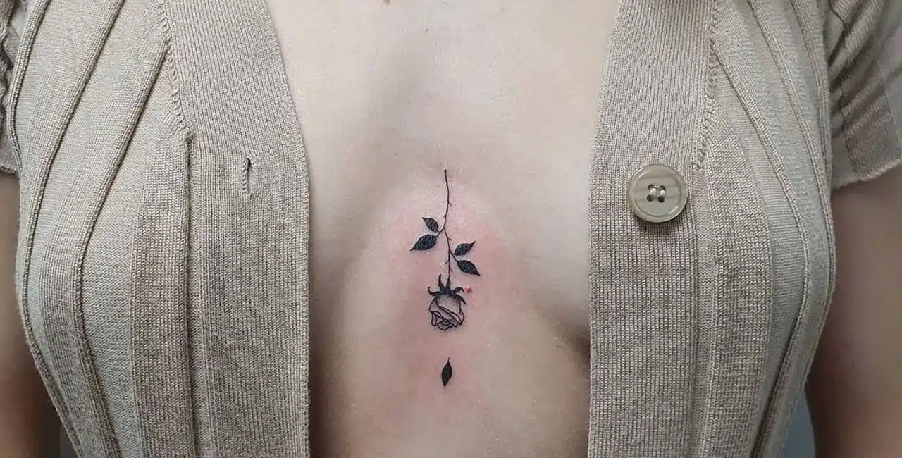 tatuagem sob os seios