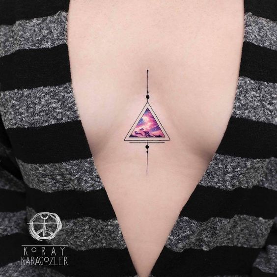 tatuagem de joia no peito
