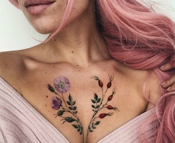 tatuagem de flor no esterno