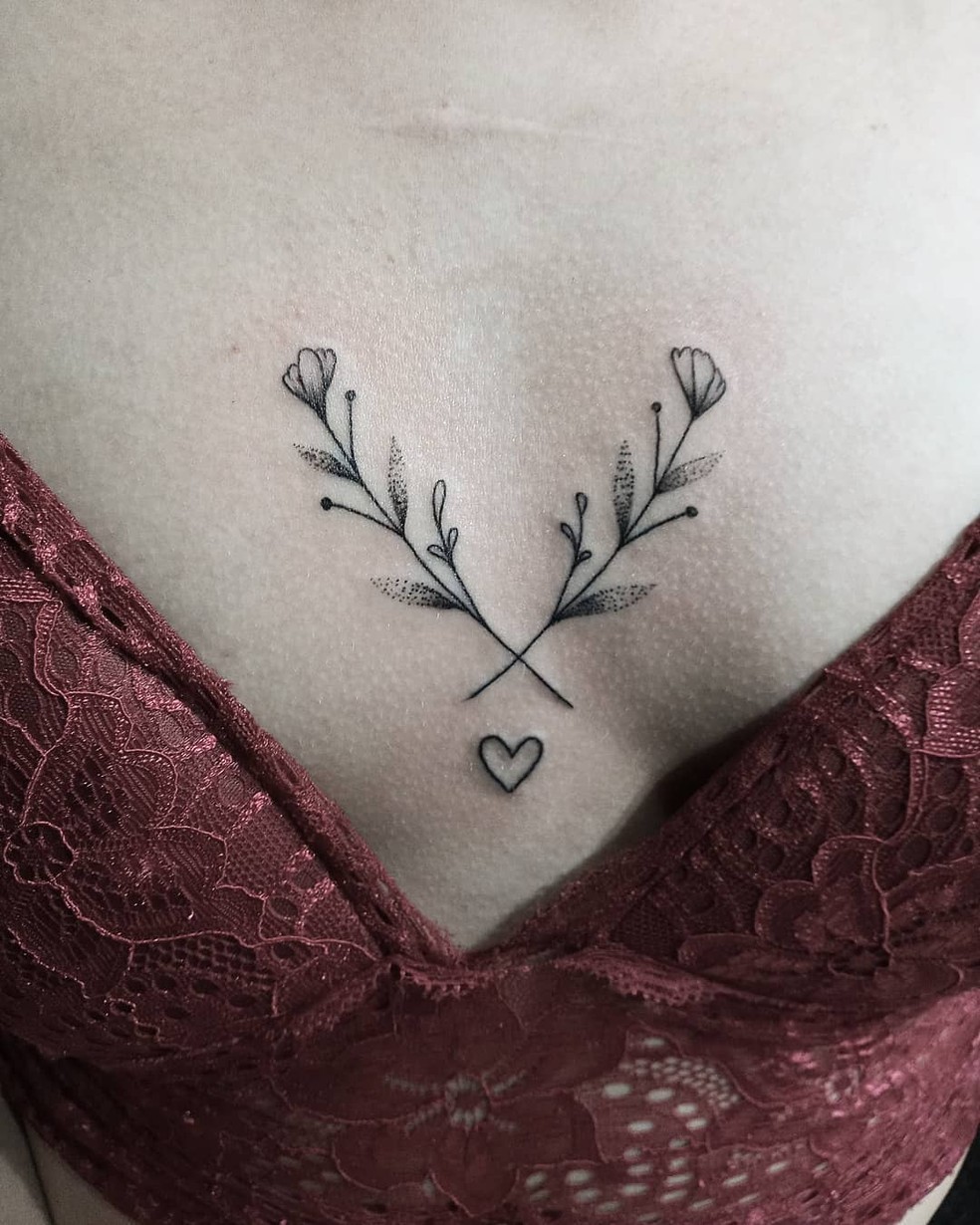 ideias de tatuagem feminina no peito para inspiração