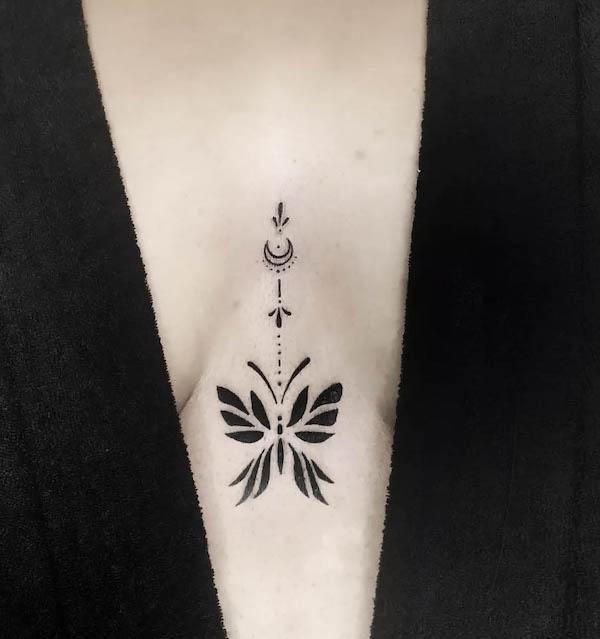 ideias de tatuagem feminina no peito para inspiração