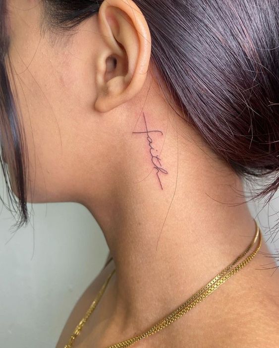 tatuagem escrita pescoço vs antebraço qual escolher