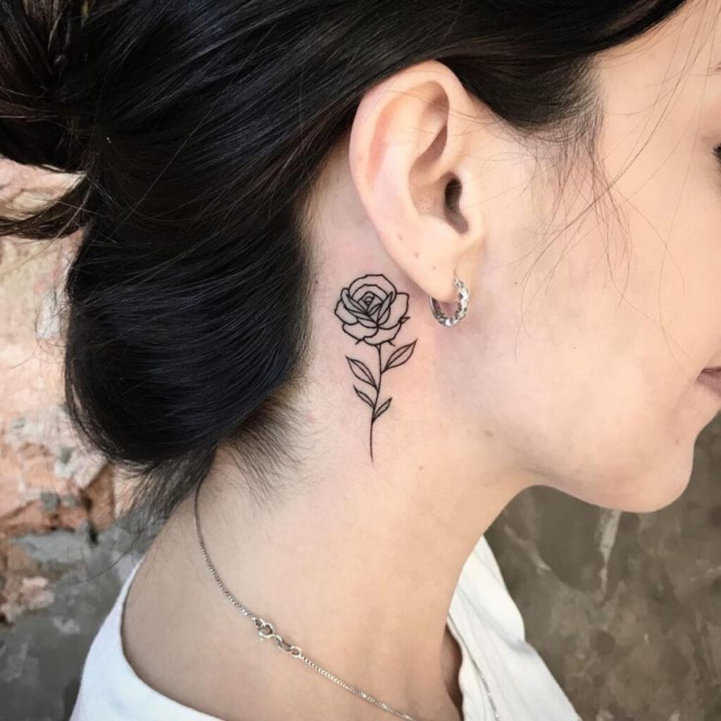 tatuagem de rosa grande no pescoço feminina