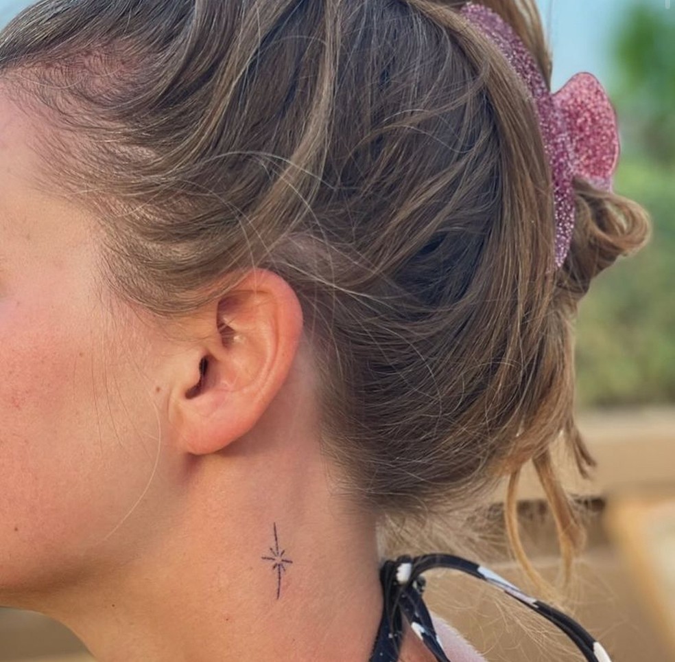 erros comuns ao fazer tatuagem grande no pescoço feminino