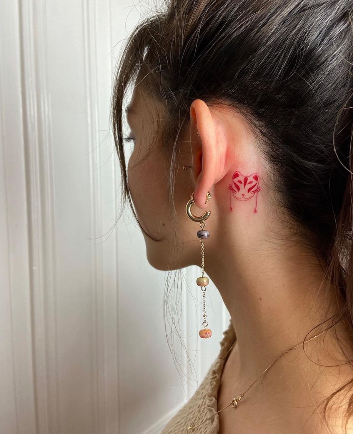 tatuagem no pescoco feminina grande