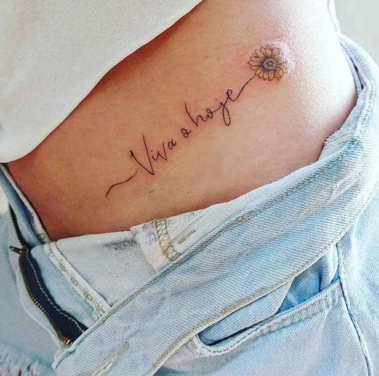 Tatuagem No Quadril Frase Delicada