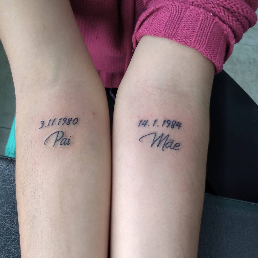tatuagem pai mae fineline no pulso feminina