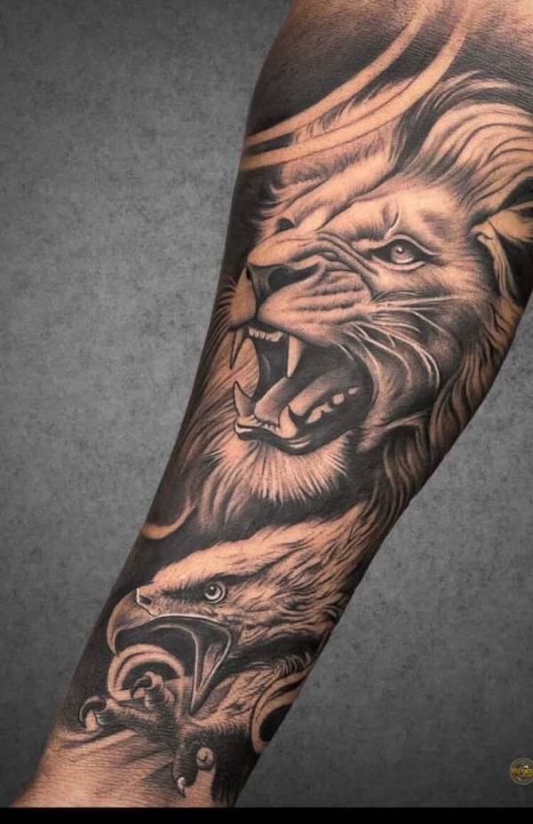 tatuagem masculina antebraço preto e cinza