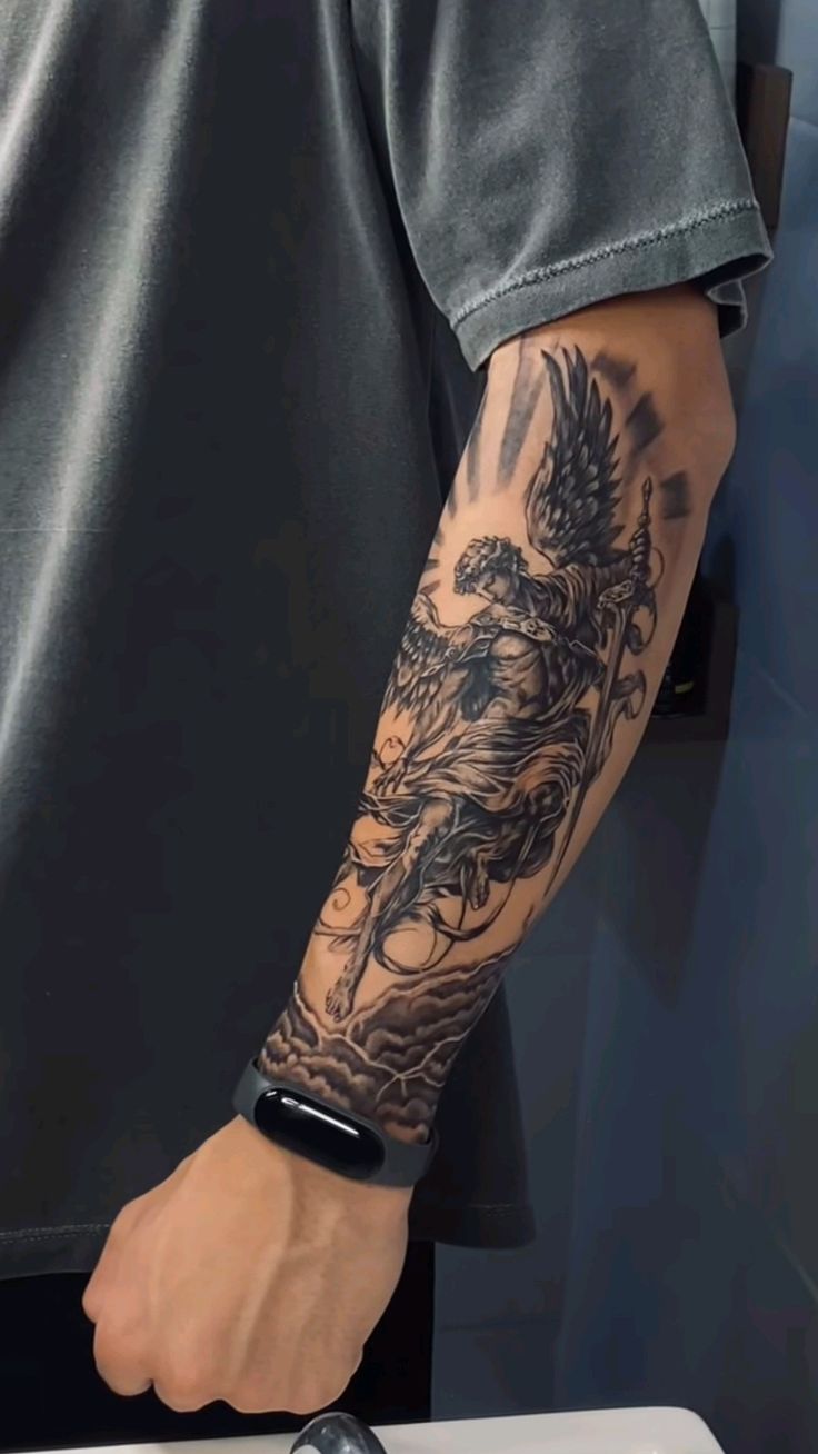 tatuagem masculina antebraço preto e cinza