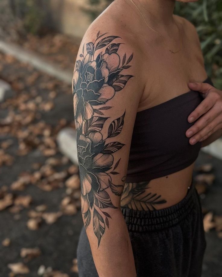 erros comuns tatuagem braço feminina