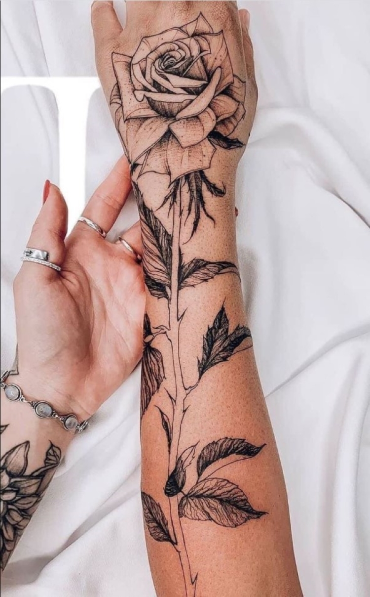 tatuagem fineline ou traço grosso braço feminino